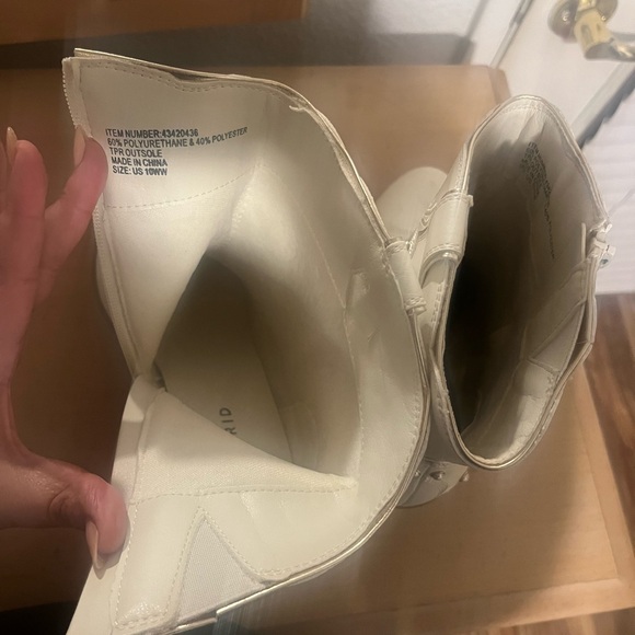 White Cream Pearl Western Booties with Pearl Gold Accents Size 10 WW - Picture 10 of 16